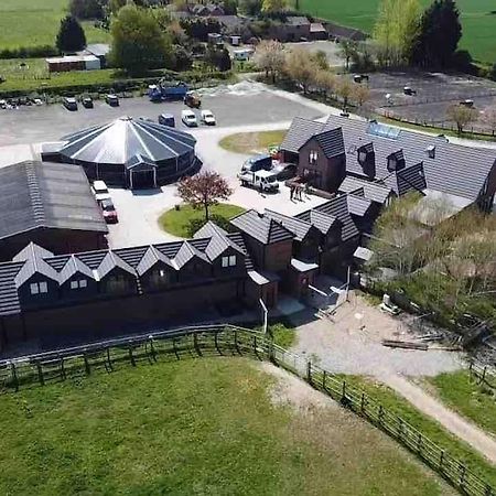 Hanaverian Suit With Amazing Views Of Stud Farm. Driffield Buitenkant foto
